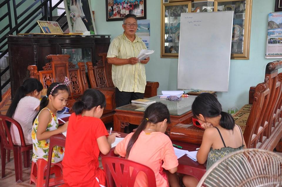 Thầy Nguyễn Tiến Chung và lớp học của các cháu nghèo