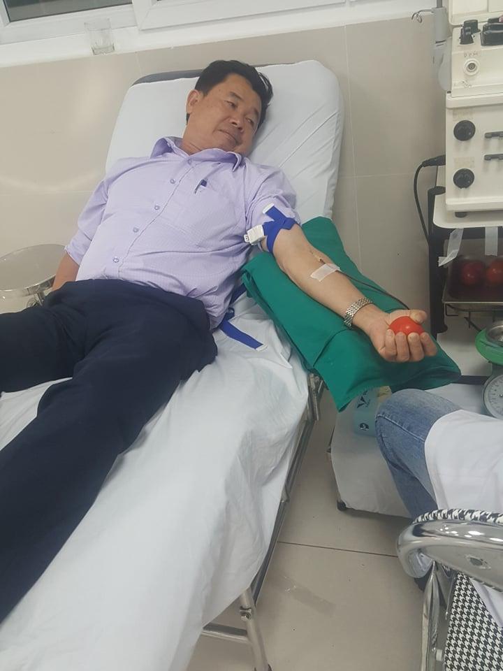 Thăm và tiếp máu cho bà Phan Thị Thắm