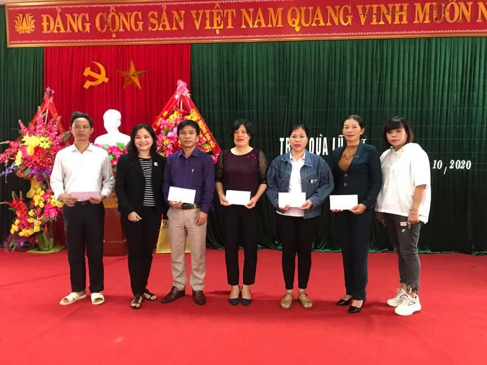 Các chị Lưu Thị Kim Liên và Lưu Thị Kim Chung hỗ trợ quê hương Hạ Trạch