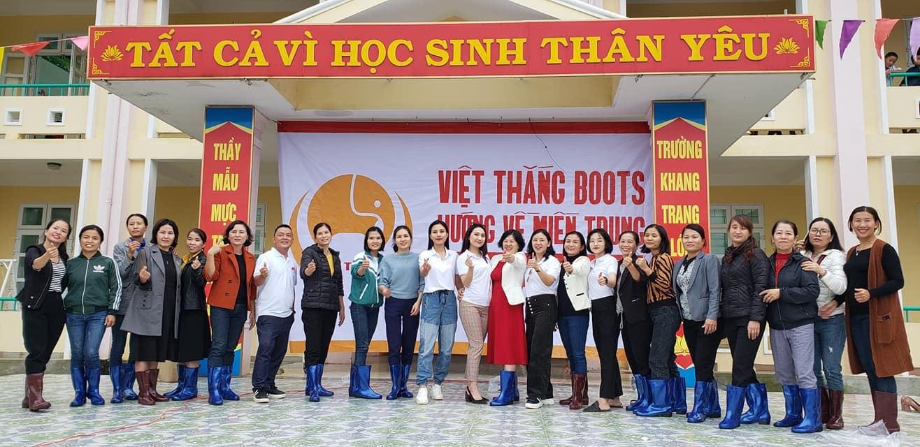 Công ty giày Việt Thắng tặng quà