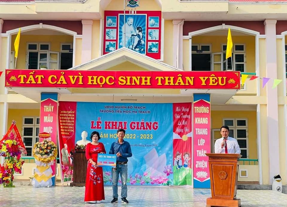 Siêu thị Thịnh Việt ST tặng tiền cho trường Mầm non và trường Tiểu học Hạ Trạch 