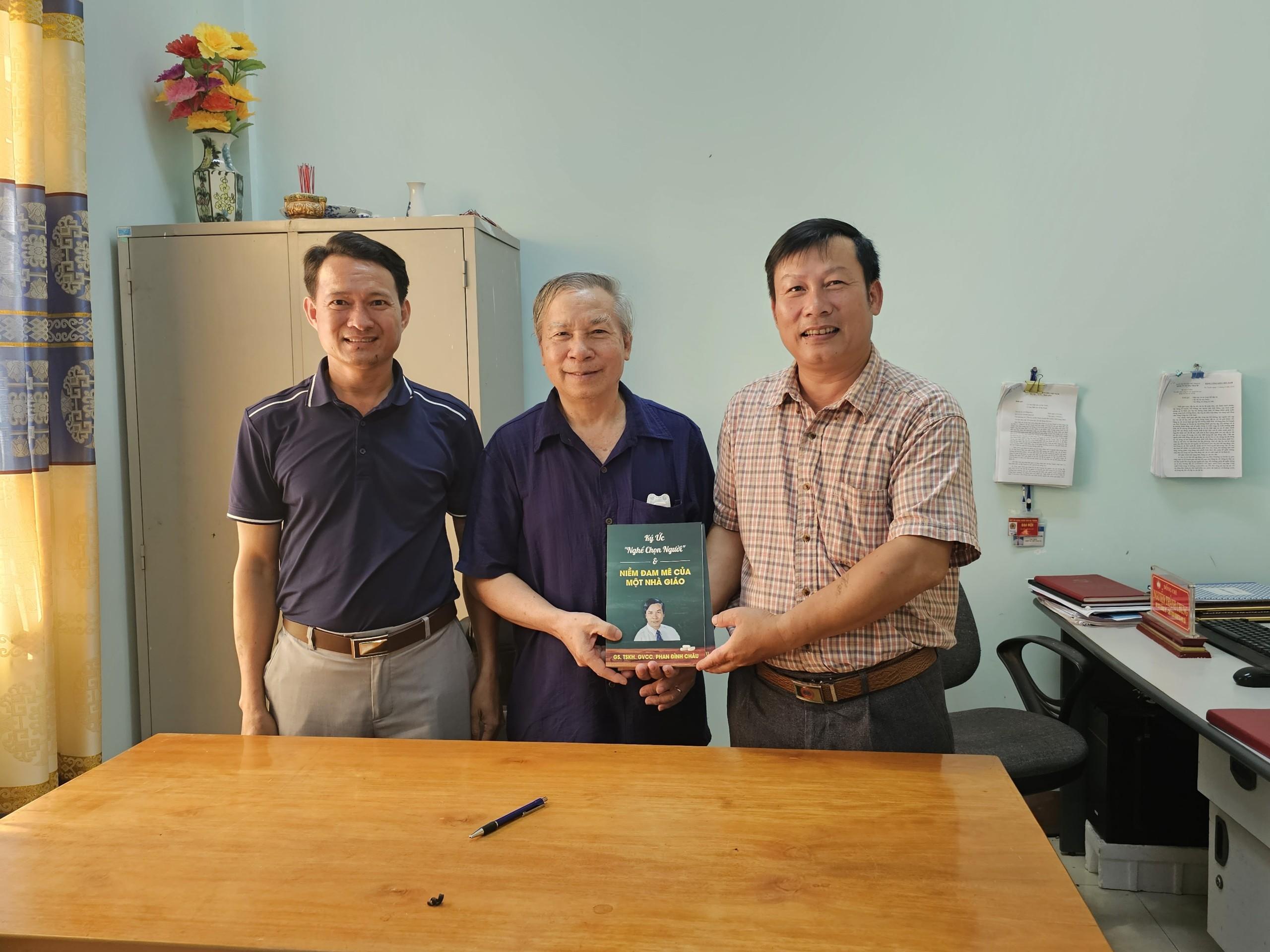 GS.TSKH Phan Đình Châu tặng quà quỹ khuyến học