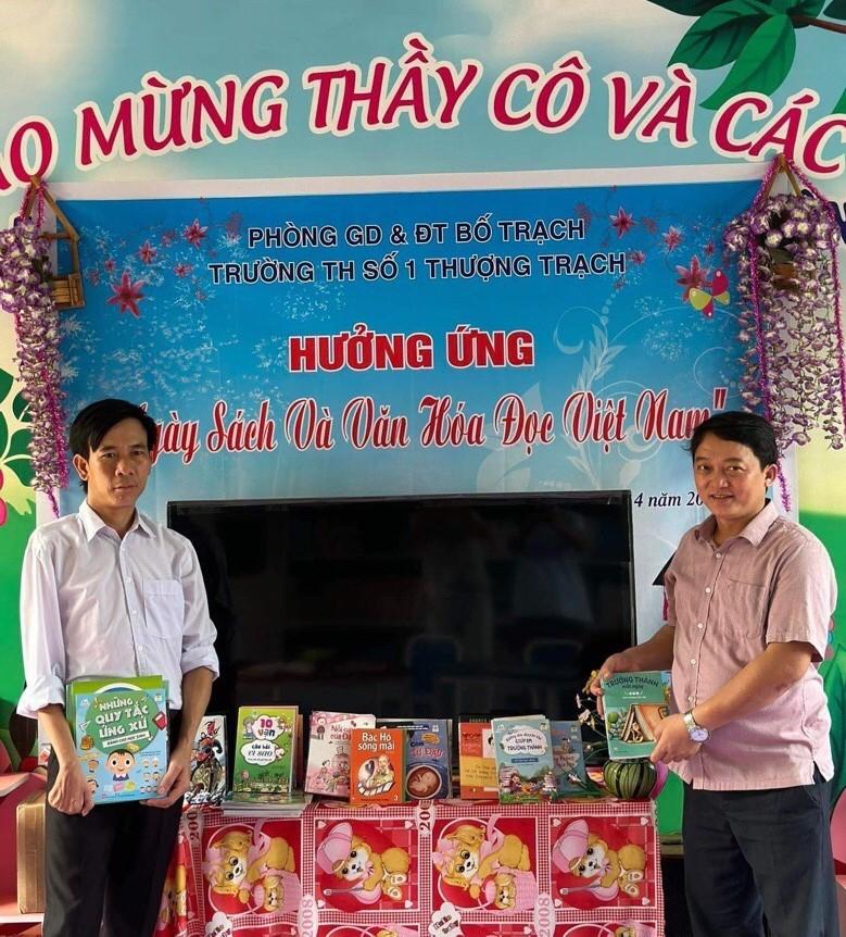 Tặng sách cho trường tiểu học Thượng Trạch