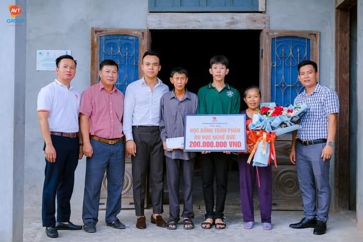 Công ty AVT Education tài trợ học bổng cho cháu Lưu Văn Chung