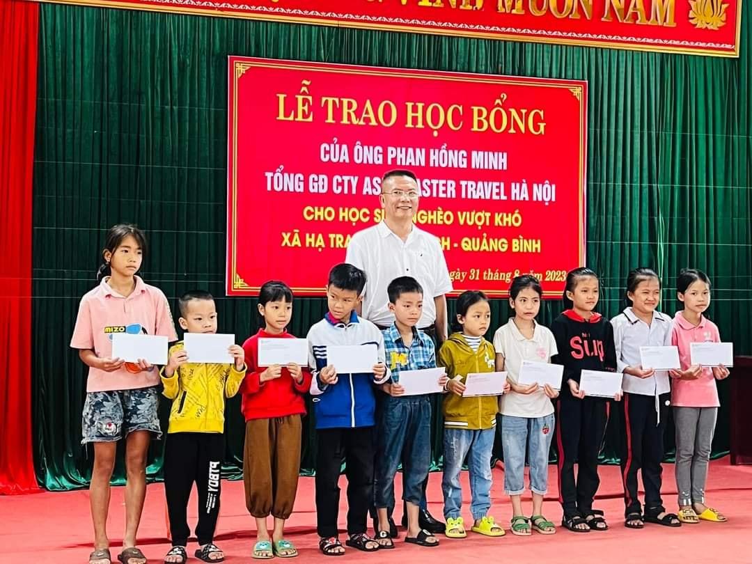 Anh Phan Hồng Minh tặng quà cho học sinh nghèo