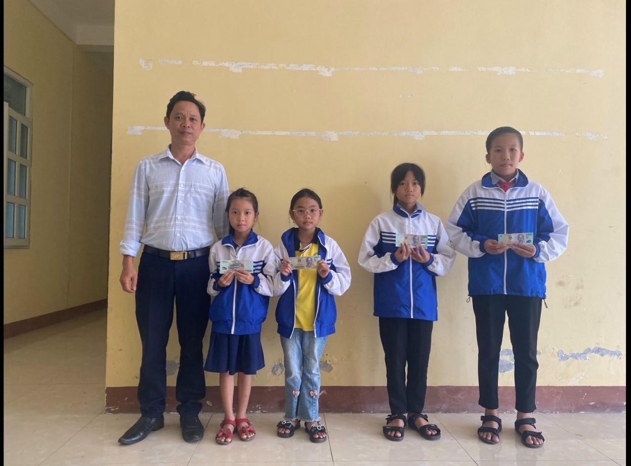 Gia đình anh Lưu Anh Tiến tài trợ học bổng cho 4 học sinh nghèo