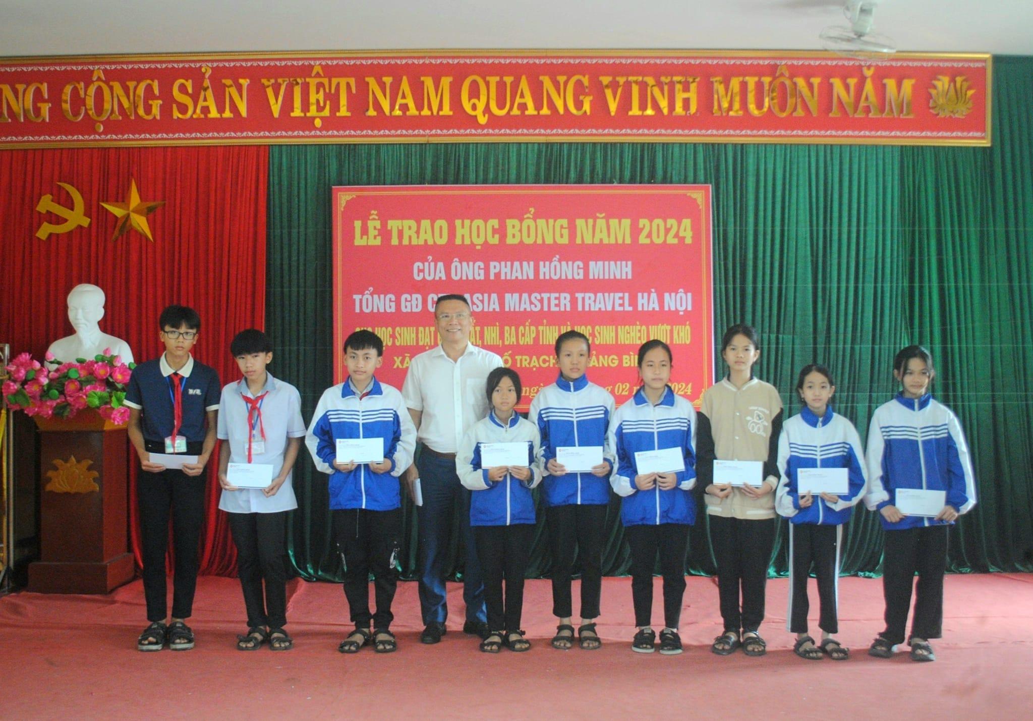 Anh Phan Hồng Minh tặng quà cho học sinh quê hương