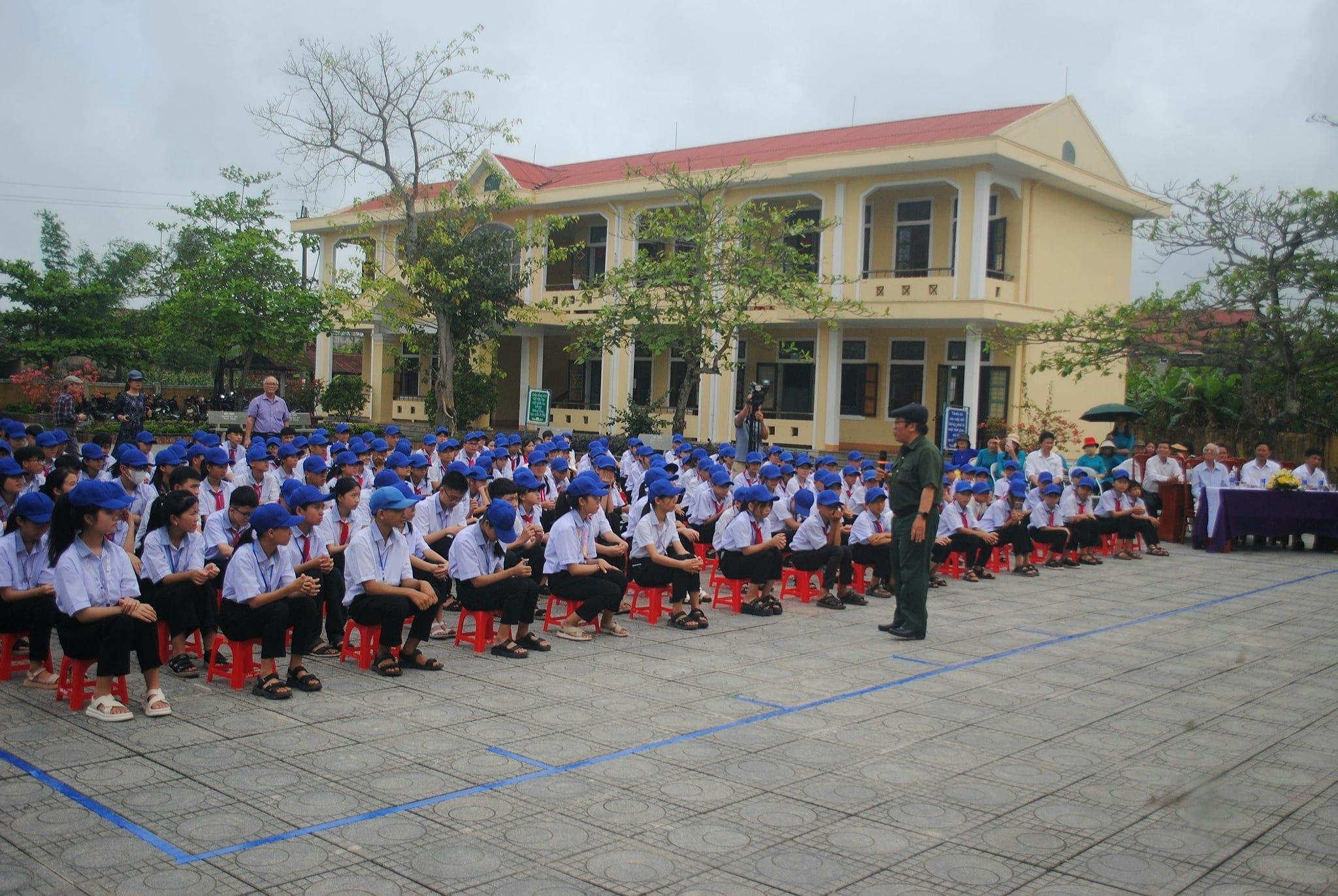 Trường THCS Lưu Trọng Lư giao lưu cùng nhà thơ Trần Đăng Khoa